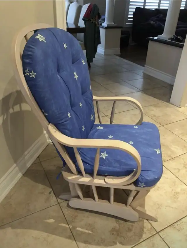 Rocking Chair in Chairs & Recliners in Markham / York Region - Image 2