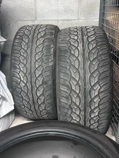 Pneu d’été Yokohama Parada spec-X. Environs 40% d’usure. 295/45R20. Était sur un Jeep GC SRT.