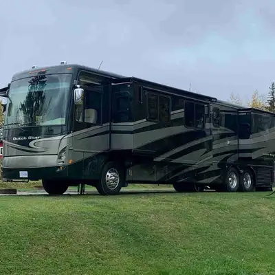 Luxury in this 2007 Newmar DutchStar 4320.This 43 foot is built on a Spartan mountain master chassis...