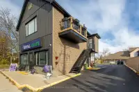 G-R-E-A-T Commercial/Retail Located at Dundas Street