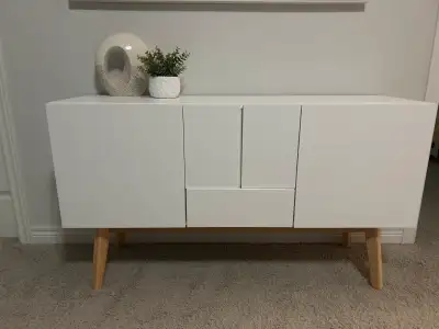 Beautiful sideboard Excellent condition Pick up only