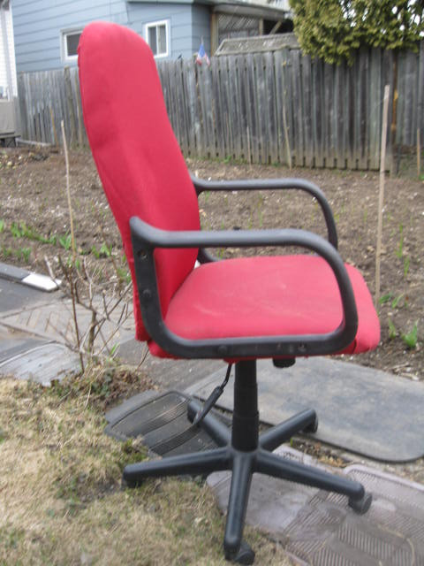 Choose from two Refurbished Chairs @ $50 to $60. in Chairs & Recliners in Thunder Bay - Image 4
