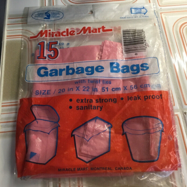 Vintage Miracle Mart plastic garbage bags(20x22”) dans Art et objets de collection  à Ville de Montréal - Image 2