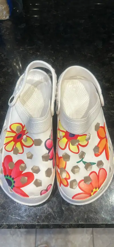 Like new Dawgs sandels size 9, View more