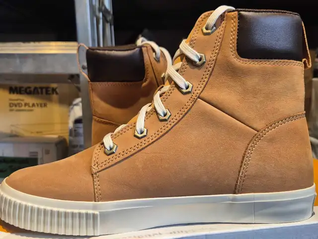 Timberlands Boots Womens 8.5  in Women's - Shoes in Mississauga / Peel Region - Image 4