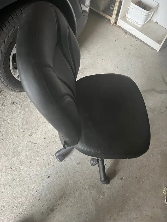 Swivel leather office chair in Chairs & Recliners in Markham / York Region - Image 2