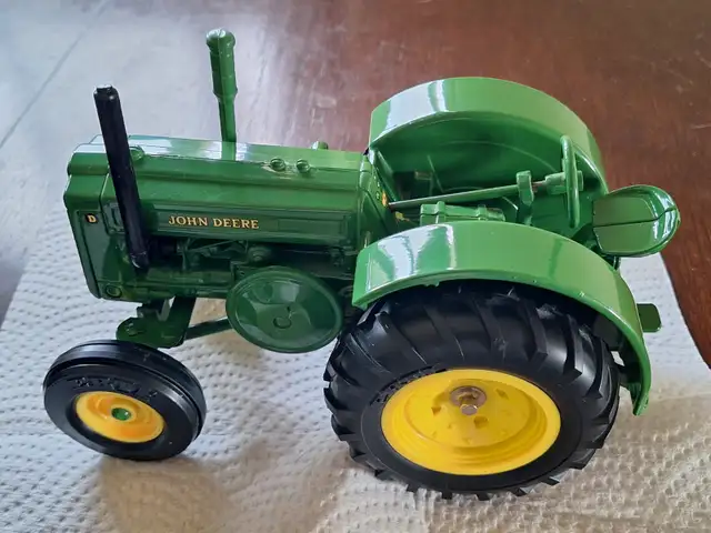 John Deere "D" Die Cast Tractor in Arts & Collectibles in Grande Prairie - Image 5
