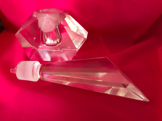 Vintage crystal perfume bottle in Arts & Collectibles in Kitchener / Waterloo - Image 2