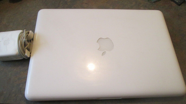 Apple 13' MacBook Intel Core 2 Duo 2.4GHZ /4GB RAM/ 250GB HD/ OS in Laptops in St. Catharines