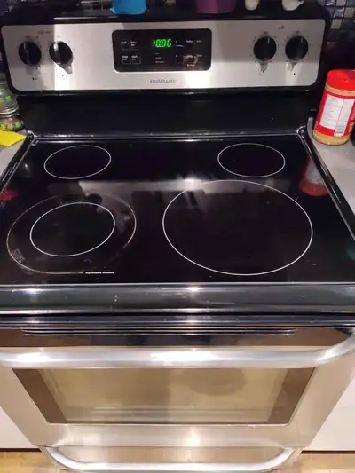 Four d'une dizaine d'années de marque Frigidaire. Encore en bon état.