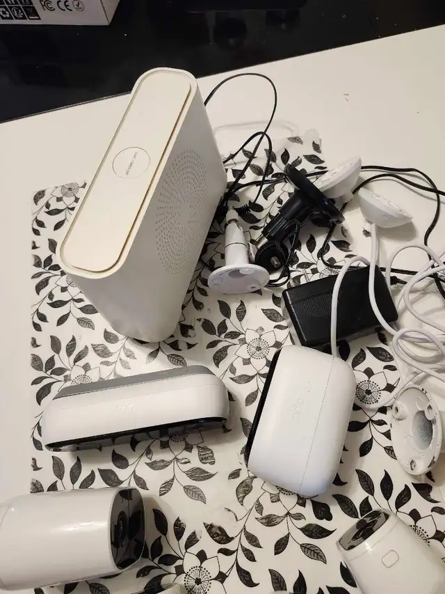 Arlo Security Cameras and Base Station570159739343349761
