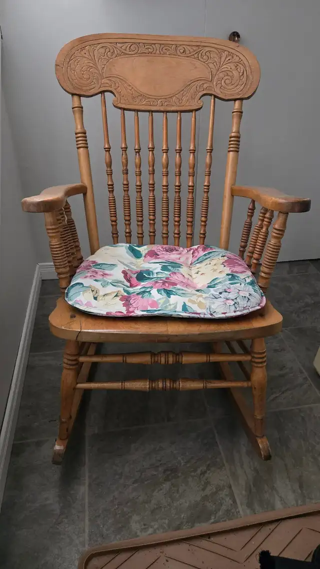 Wood rocking chair63815757012995120