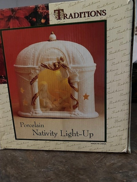 Vintage Porcelain Nativity Scene that lights up in Arts & Collectibles in Gatineau - Image 3