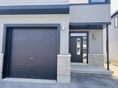 For Rent: Stylish 3-Bedroom End-Unit Townhome in Stittsville