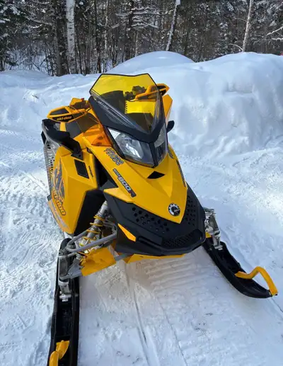 Belle motoneige SKI-DOO MXZ- X 2008 Pont 121 pouces de long 15 pouces de largeur En parfaite conditi...