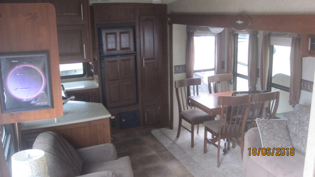 2013 - 5th Wheel Trailer & 1999 Pick up Truck in Travel Trailers & Campers in Kawartha Lakes - Image 3