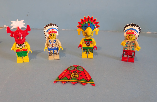LEGO, BEAU LOT DE FIGURINES D' INDIENS ET ACCESSOIRES dans Jouets et jeux  à Longueuil/Rive Sud - Image 3