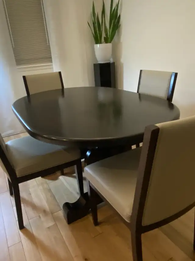 SOLID WOOD PINE TABLE in Dining Tables & Sets in Mississauga / Peel Region - Image 7