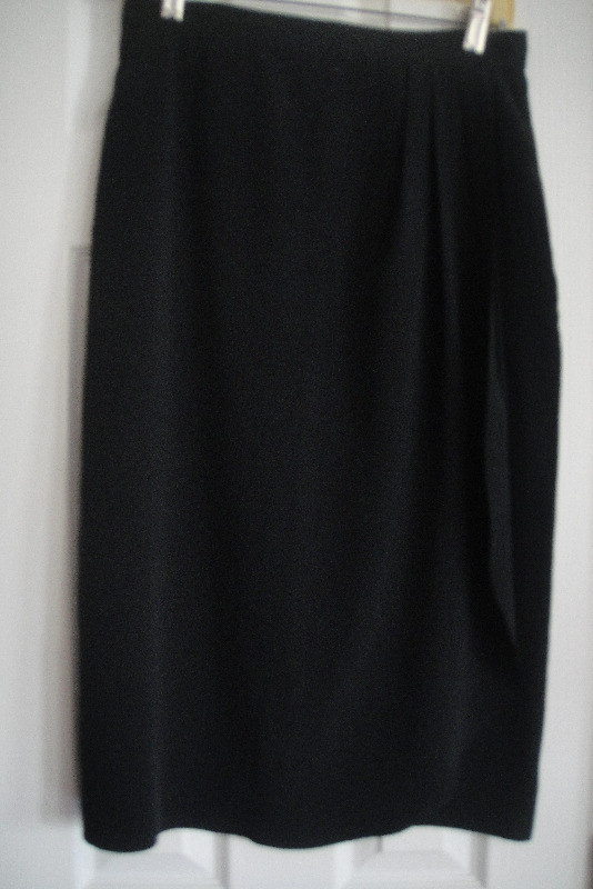 Womens Skirt Black Pinstripe Career Suiting Straight Pencil Sz 8 in Women's - Bottoms in Markham / York Region - Image 3