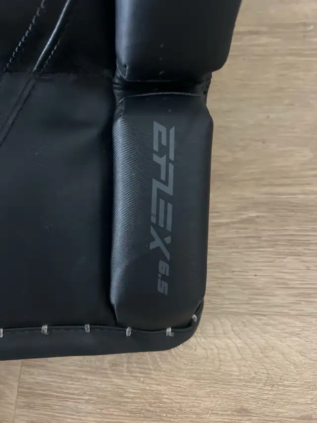 CCM Junior Goalie Pads 26+1 in Hockey in Calgary - Image 3