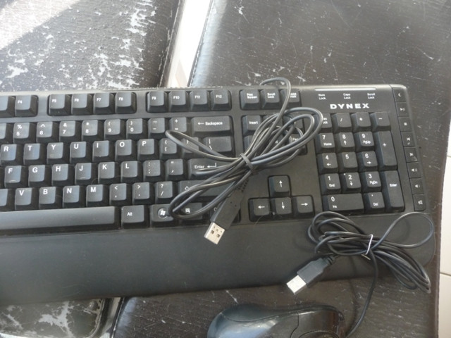 Clavier ordinateur Dynex avec souris USB. dans Souris, claviers et webcaméras  à Granby - Image 2