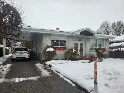 Tout inclus: Électricité, eau chaude, déneigement. Magnifique 5 ½ au rez-de-chaussée et 5½ au sous-s...