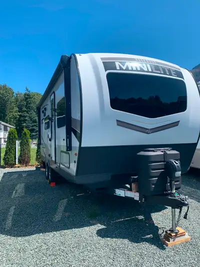 Couples trailer, separate shower in private washroom, TV, Solar Panel, 2-30 gal propane tanks, Dual...