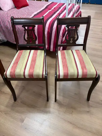 2 très jolies chaises antique, de style Duncan, à vendre !!!, View more