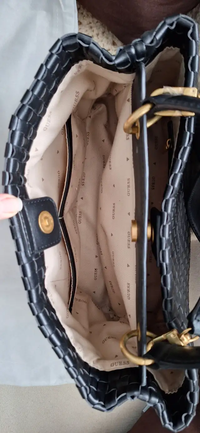 Guess purse in Women's - Bags & Wallets in Barrie - Image 5