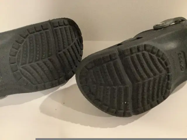 Crocs pour garçon (taille. 2) in Kids & Youth in Longueuil / South Shore - Image 8