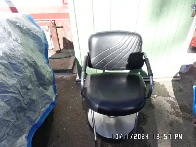 NICE BLACK SALON SWIVEL CHAIR CHROME BASE AND CHROME PUMP BAR ,PUMP WORKS GREAT CHROME ARMS , WITH S...