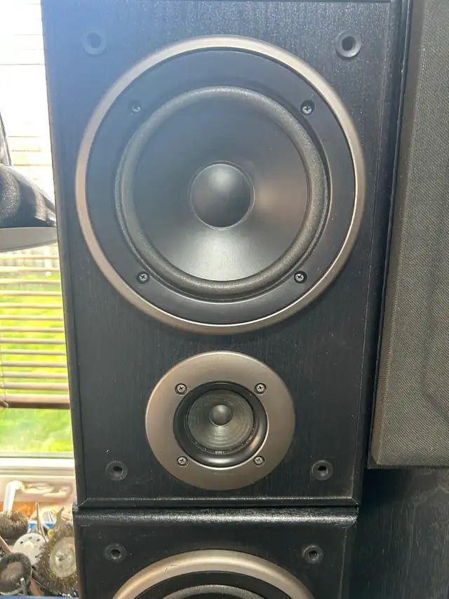 Vintage Technics SB-LX10 is a compact, 2-way bookshelf speakers in Speakers in Mississauga / Peel Region - Image 3