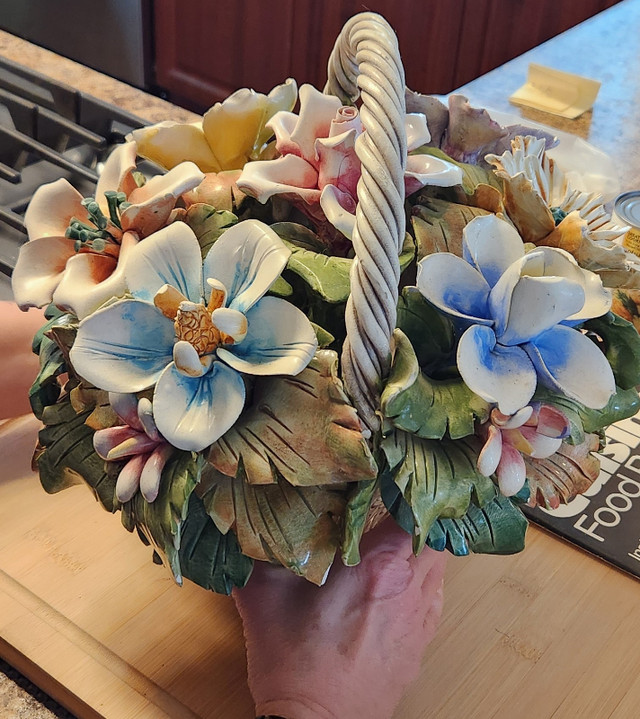 Porcelain Flower Arrangement in Home Décor & Accents in Brockville - Image 2