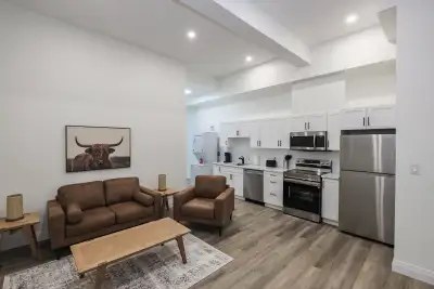 Beautiful and spacious 2 bedroom 1 bath apartment downtown
