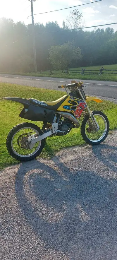 1995 suzuki rm125. New front tire, fork seals, handle bars, mikuni carb, swingarm bushings, stator,...