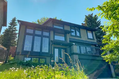 Coach Hill SW, amazing city views, 6-level split, super chill
