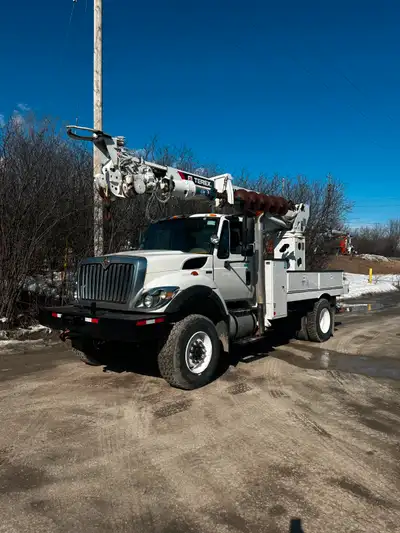 2013 INTERNATIONAL 7400 - TEREX COMMANDER 4047 DIGGER DERRICK _____________________________________...