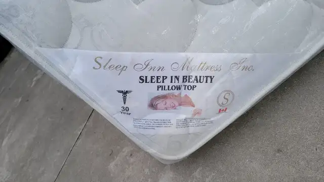 Qween mattress. Reduced in Bedding in St. Catharines - Image 2