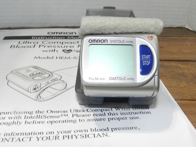 Blood Pressure Monitor, Omron HEM-630 Digital Wrist w/ Hard Case in Health & Special Needs in Strathcona County - Image 2