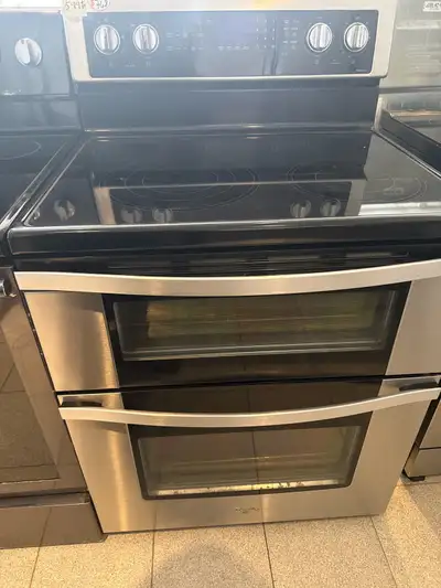 Ce four électrique Whirlpool à double four en acier inoxydable est idéal pour cuisiner de gros repas...