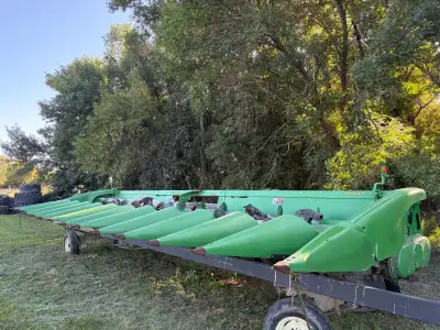 John Deere 612C chopping stalkmaster corn header. Knife rollers. Adjustable deck plates. Stalk styke...