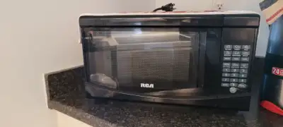 RCA 0.7 cu. ft. Microwave Oven (Used!) ~ $100 [Come with original storage box - see pictures] **P/U...