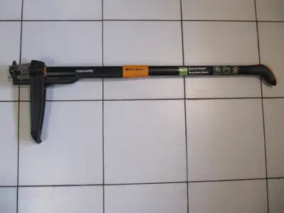 Up for sale is a brand new lighter weight Fiskars Stand Up Weeder still brand new and unused. Part o...