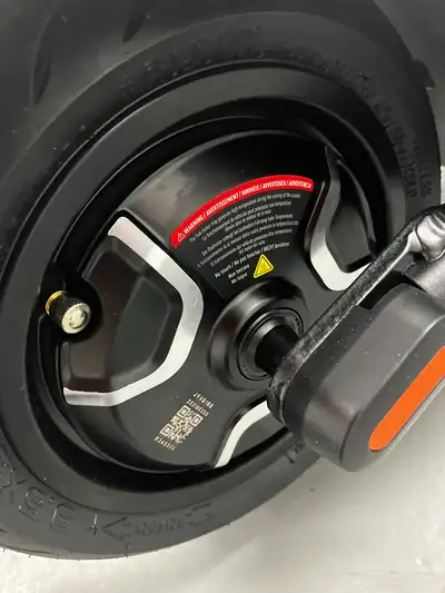Du NIU Kqi3 Pro tout neuf... Vous avez 32 km de vitesse max et une autonomie de 48 km. Vous avez une...