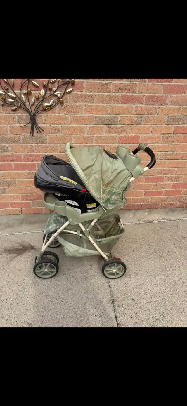 Stroller With Attachable Baby Seat in Other in Mississauga / Peel Region - Image 4