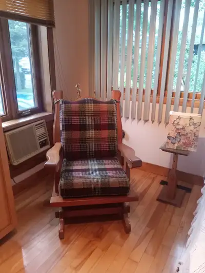 GROS FAUTEIL BERÇANT Parfait pour chalet, résidence pour personne âgée, balcon, etc. Dimensions: Hau...