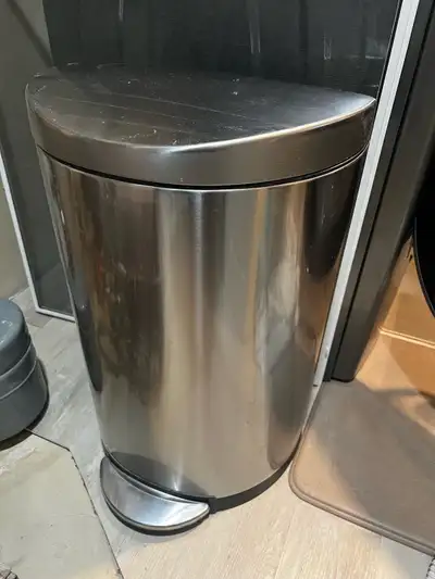 This is a gently used Simplehuman step-on garbage can made from stainless steel, offering a blend of...