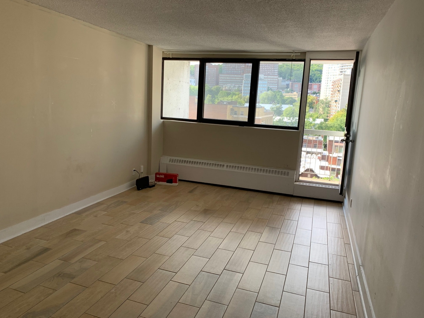 $950 (Monthly) Studio next to the Guy Concordia Metro Station — photo 1