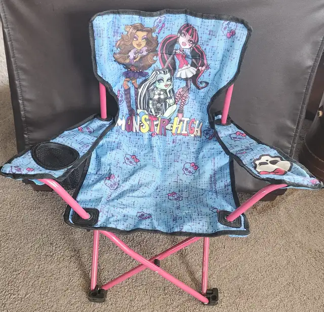 Like New Kids Monster High Folding Lawnchair with Storage Bag in Toys & Games in Calgary - Image 9