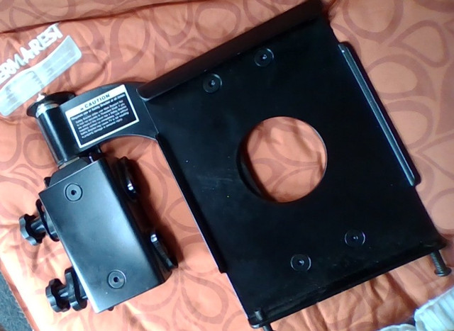 tv mount bracker very sturdy in Video & TV Accessories in Winnipeg